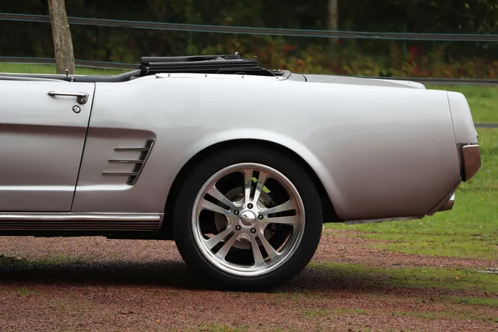 マイルド 1966 Ford Mustang 289 | Beverly Hills Car Club